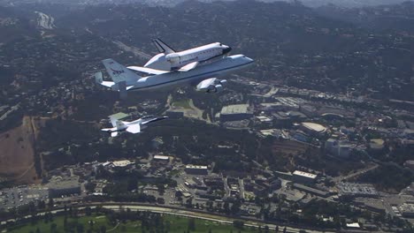 Die-Letzte-Reise-Des-Space-Shuttle-Unternehmens,-Das-über-Die-Innenstadt-Von-Los-Angeles-Und-Die-Universal-Studios-Fliegt