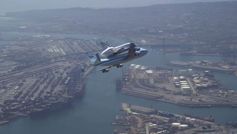 Die-Letzte-Reise-Des-Space-Shuttle-Unternehmens-über-Die-Innenstadt-Von-Los-Angeles-Und-Den-Hafen-Von-Long-Beach