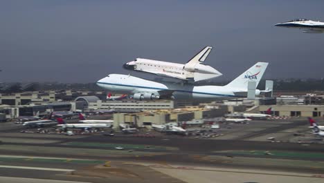 Das-Space-shuttle-unternehmen-Landet-Auf-Dem-Flughafen-Von-Los-Angeles-1