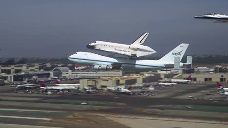 La-Empresa-Del-Transbordador-Espacial-Llega-Para-Un-Aterrizaje-En-El-Aeropuerto-De-Los-ángeles-1