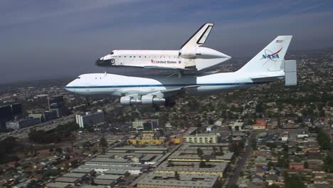 La-Empresa-Del-Transbordador-Espacial-Llega-Para-Un-Aterrizaje-En-El-Aeropuerto-De-Los-ángeles-2