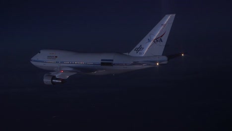 NASA-747-Speziell-Ausgestattet,-Um-Space-Shuttles-Im-Flug-In-Der-Dämmerung-Und-In-Der-Nacht-Zu-Transportieren-1