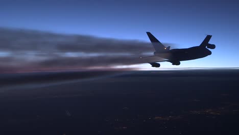 Ein-Generisches-Flugzeug-Im-Flug-Bei-Sonnenuntergang-Mit-Kondensstreifen