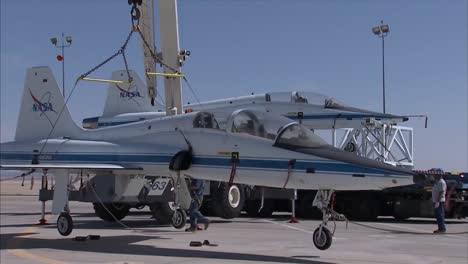 Zwei-T38-Jet-Flugzeuge-Werden-Ausgemustert,-Indem-Sie-In-Einem-Super-Guppy-Transportflugzeug-Auf-Dem-Dryden-Air-Force-Stützpunkt-1-Platziert-Werden