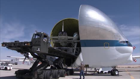 Dos-Aviones-A-Reacción-T38-Se-Retiran-Colocándolos-Dentro-De-Un-Avión-De-Transporte-Súper-Guppy-En-Dryden-Air-Force-Base-4