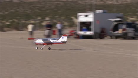 Ein-Kleines-Drohnenflugzeug-Landet-In-Der-Wüste