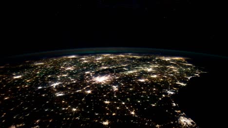 Die-Internationale-Raumstation-Fliegt-Nachts-über-Die-Erde-Earth
