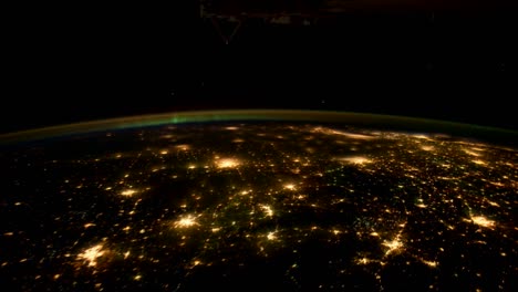 The-International-Espacio-Station-Flies-Over-The-Earth-At-Night-1