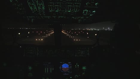 Punto-De-Vista-De-Un-Avión-Comercial-Despegando-Por-La-Noche