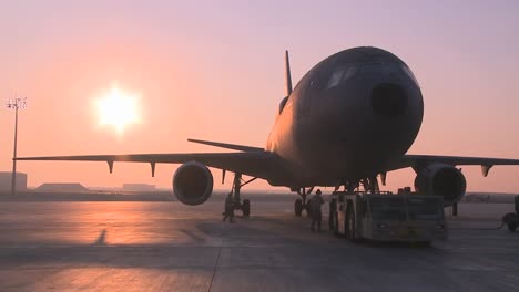 La-Fuerza-Aérea-De-Los-Estados-Unidos-Trabaja-En-Un-Avión-Kc10