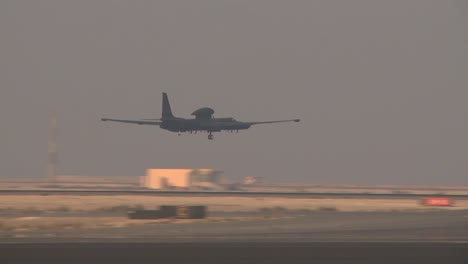 Un-Avión-De-Reconocimiento-Espía-U2-De-La-Fuerza-Aérea-Estadounidense-Despega