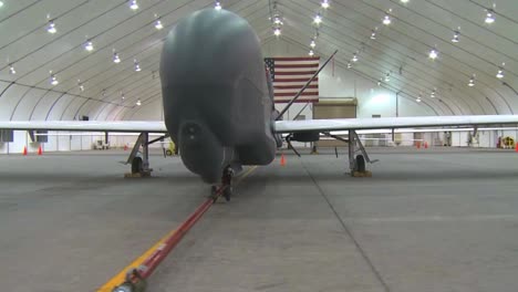 Buena-Foto-De-Plataforma-Rodante-De-Un-Avión-De-Vigilancia-Drone-Rq4-Estadounidense-En-Un-Hangar