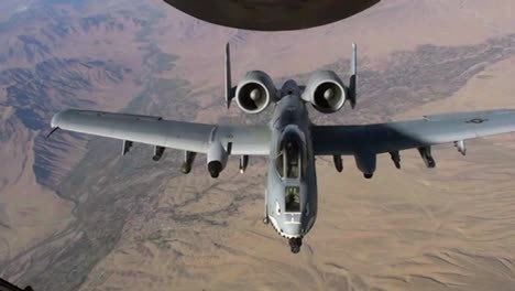 Ein-A10-Thunderbolt-Wird-Von-Einem-Kc-135-Stratotanker-2-.-Betankt