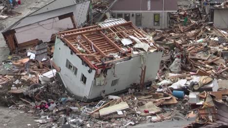 Such--und-Rettungsteams-Suchen-Nach-Überlebenden-Nach-Dem-Verheerenden-Erdbeben-und-Dem-Tsunami-In-Japan-Im-Jahr-2012