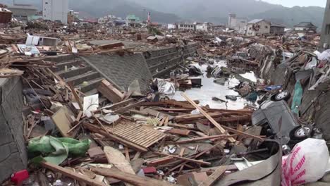 Equipos-De-Búsqueda-Y-Rescate-Buscan-Supervivientes-Tras-El-Devastador-Terremoto-Y-Tsunami-En-Japón-En-2013.