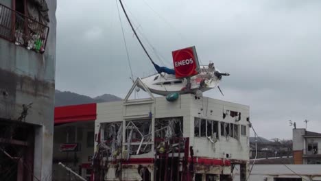 Such--Und-Rettungsteams-Suchen-Nach-Überlebenden-Nach-Dem-Verheerenden-Erdbeben-Und-Dem-Tsunami-In-Japan-Im-Jahr-2014