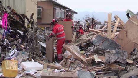 Such--Und-Rettungsteams-Suchen-Nach-Überlebenden-Nach-Dem-Verheerenden-Erdbeben-Und-Dem-Tsunami-In-Japan-Im-Jahr-2015