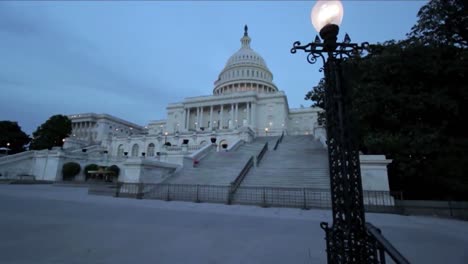 Inclinarse-Hacia-El-Edificio-Del-Capitolio-Estadounidense