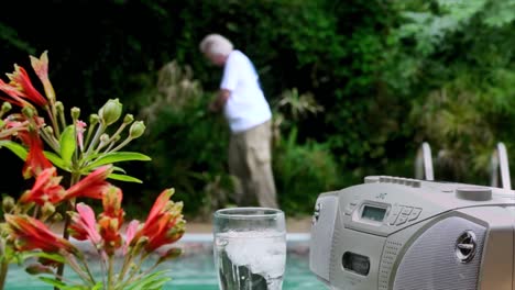 Ein-Mann-Erleidet-Bei-Der-Gartenarbeit-Einen-Hitzschlag