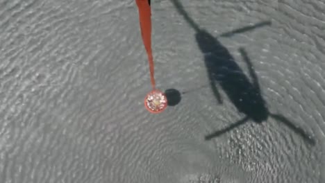 Pov-Aus-Einem-Wassertropfenden-Helikopter-Des-Eimers