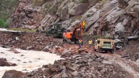 Eine-Flut-Verursacht-Schwere-Schäden-An-Straßen-In-Colorado-Along