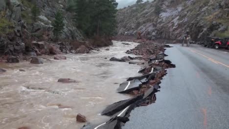 Eine-überschwemmung-Verursacht-Schwere-Schäden-An-Straßen-In-Colorado-2