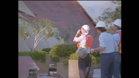 Ingenieros-Estructurales-Estudian-Un-Centro-Comercial-Colapsado-Durante-El-Terremoto-De-1994-En-Northridge-1