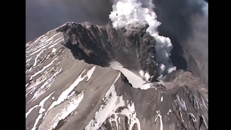 Luftaufnahmen-über-Dem-Ausbruch-Des-Mt.-St-Helens-Im-Jahr-2004-In