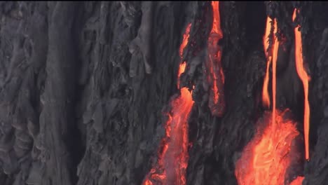 Geschmolzene-Lava-Fließt-Aus-Einem-Vulkan