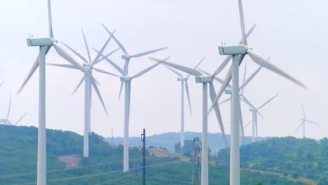 Ein-Kohlekraftwerk-Ist-In-Der-Nähe-Eines-Windparks-Zu-Sehen