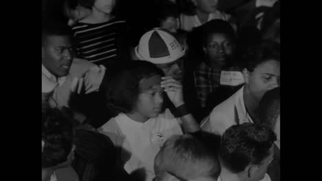 Schwarze-Und-Weiße-Singen-Zusammen-Und-Befürworten-Die-Bürgerrechtsbewegung-1963