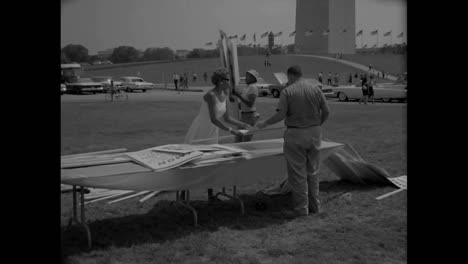 Voluntarios-Blancos-Y-Negros-Preparan-Almuerzos-Para-Todos-Los-Hombres-Y-Mujeres-Que-Participaron-En-La-Marcha-En-Washington-En-1963