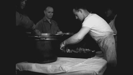 Us-Soldiers-In-Italy-Enjoy-A-Thanksgiving-Meal-In-1944