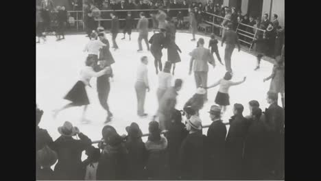 Schlittschuhläufer-Skaten-In-Der-Neuen-Eisbahn-In-New-York-City-Im-Jahr-1937