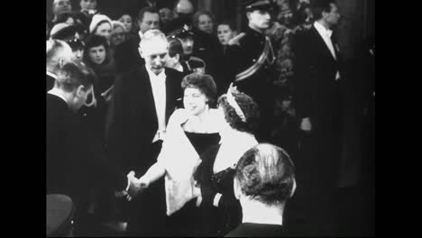 La-Reina-Isabel-Y-La-Princesa-Margarita-Van-A-La-Presentación-De-La-Película-Real-En-1961
