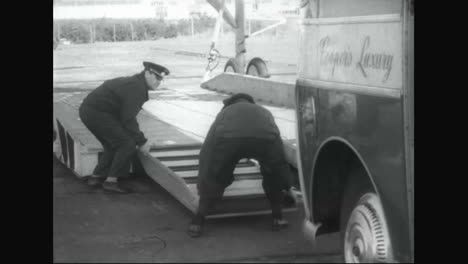 El-Helicóptero-Más-Grande-Del-Mundo-Recoge-Un-Autobús-En-El-Aeropuerto-De-Gatwick-En-Londres-En-1967