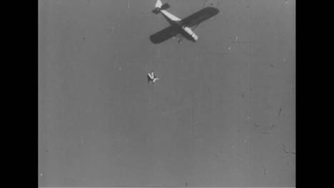 Ein-Mann-Springt-1954-In-Frankreich-Aus-Einem-Flugzeug