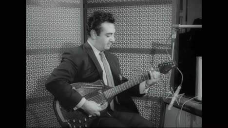 Vincent-Bell-Der-Schöpfer-Des-Instrumentes-Die-Sitar-Spielt-ñhappy-Feel—-Darauf-1967