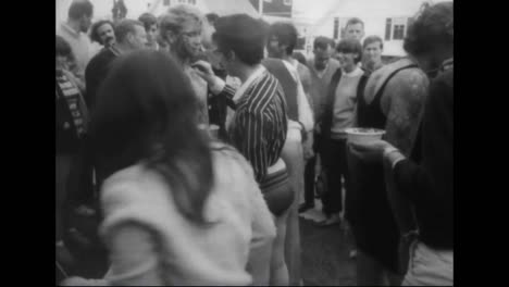 Hippies-Aus-Cape-Cod-Bemalen-Sich-1967-In-Der-Kunstkolonie-Provincetown-In-Massachusetts-Gegenseitig-Die-Körper