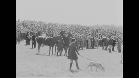 El-Ganador-De-Una-Carrera-De-Caballos-En-1933-Recibe-El-Trofeo-De-Meadowbrook