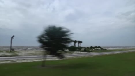 Patrulla-De-Vehículos-De-La-Guardia-Nacional-Durante-Una-Gran-Tormenta