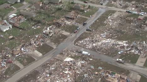 Oklahoma-National-Guard-Perform-Emergency-Search-And-Rescue-During-Moore-Oklahoma-Tornado-1
