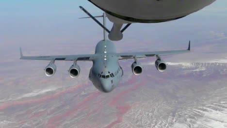 Un-C17-De-La-Fuerza-Aérea-Reposta-En-El-Aire-1