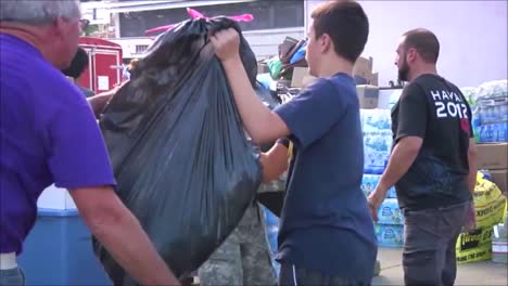 Las-Tropas-Del-Ejército-De-La-Guardia-Nacional-Distribuyen-Alimentos-Y-Ayuda-Humanitaria-A-Las-Personas-Después-De-Un-Devastador-Incendio-Forestal