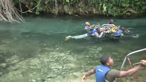 Las-Tropas-Del-Ejército-Y-La-Guardia-Nacional-De-EE.-UU.-Entrenan-A-Los-Jamaicanos-En-Habilidades-Básicas-De-Supervivencia-En-La-Jungla