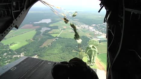US-Army-National-Guard-Fallschirmjäger-Springen-Aus-Einem-Flugzeug-From