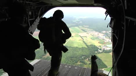 US-Army-National-Guard-Fallschirmjäger-Springen-Aus-Einem-Flugzeug-1