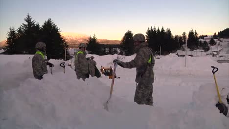 La-Guardia-Nacional-Del-Ejército-De-EE.-UU.-Excava-A-Los-Residentes-De-Córdoba,-Alaska,-Después-De-Una-Gran-Tormenta-De-Nieve