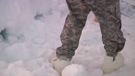 La-Guardia-Nacional-Del-Ejército-De-EE.-UU.-Excavar-A-Los-Residentes-De-Córdoba,-Alaska,-Después-De-Una-Gran-Tormenta-De-Nieve-1