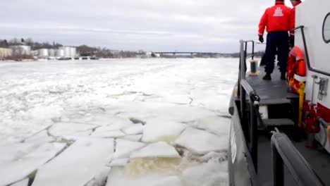 A-Coast-Guard-Cutter-Boat-Breaks-Ice-On-The-Penobscot-Río-In-Maine-2